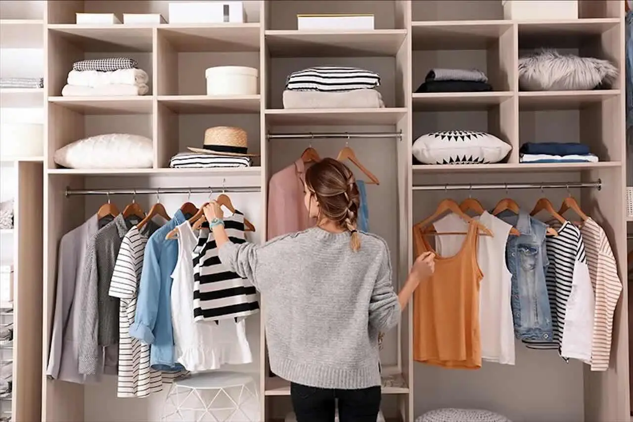 Non pulire l’armadio in legno in questo modo: lo stai rovinando e attiri i tarli